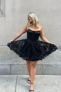 Cute Scoop Neck Black Lace Short Homecoming Dressees VK073164