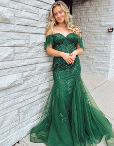 Charming Mermaid Sweetheart Dark Green Lace Prom Dresses with Feather VK24102304