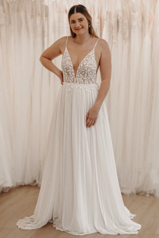 Enchanting A-Line V-Neck Tulle Wedding Dress with Appliques