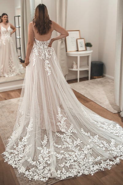 A Line V Neck Tulle Lace Wedding Dresses VK24102808