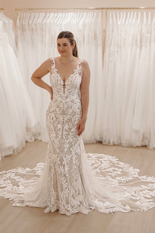 Romantic Mermaid V Neck Lace Wedding Dresses with Appliques VK24102807