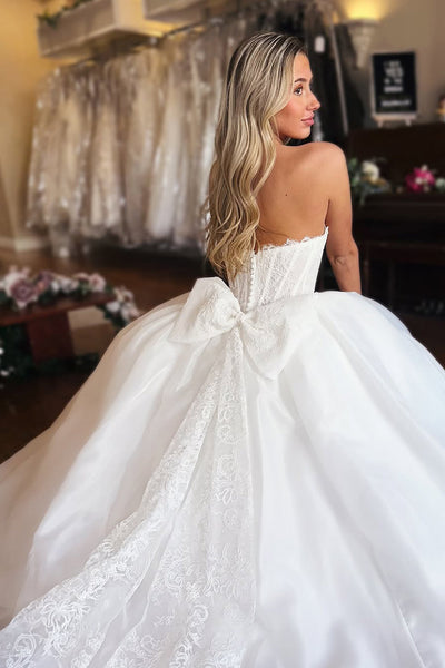 Gorgeous Ball Gown Scoop Neck Organza Satin Wedding Dress with Appliques VK1362002